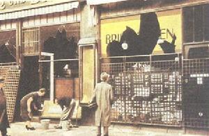 受害的猶太商人清掃被打碎的玻璃