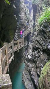 怪石林立，明澗湍急