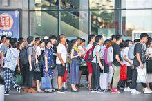 海口東站旅客排隊進站候車