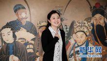 譚娜在北京京劇院的京劇名宿畫像前駐足