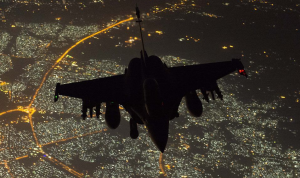 陣風身下為伊拉克首都巴格達市區夜色