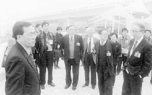 （圖）陳仲升(左一)、陳金烈(左三)等廈門市政協委員視察海滄大橋