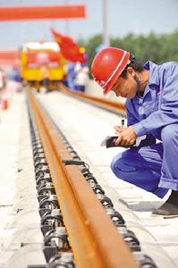 武廣專線的鐵軌下沒有枕木，無縫鋼軌使旅途更快速寧靜