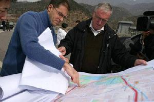 UCI公路腳踏車技術代表Philippe Chevallier(左)與UCI主席帕特&middot;麥奎德先生（Mr. Patrick Mcquaid）(右)在公路腳踏車居庸關賽段現場討論彎道細節