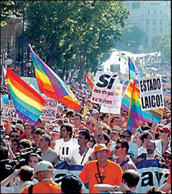 西班牙同性法案通過後的大遊行
