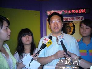 導演周勇接受記者採訪