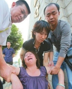 死者親屬在看守所大門前哭倒在地