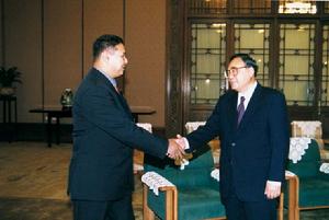 1999年11月11日，中共中央政治局委員丁關根會見來訪的哈薩克斯坦公民黨第一書記佩魯阿舍夫。　