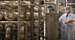 早康技術人員在“紅五千杞生原液”加工車間實施過程檢測