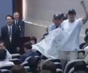 張浩明在張銘清演講時抗議張銘清後被請出場