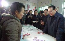 李長春在河南調研時與畫家袁芹芳親切交談