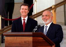 1997年，海珊國王與美國政治家威廉·科恩