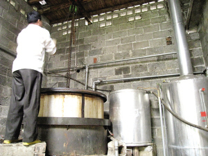 綠柳村村民許宗信自行設計的節能爐。