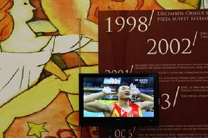 荷賽獎體育專題類組照金獎作品：電視上的奧運會。組照之二。攝影：中國青年報記者趙青