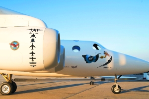 白騎士二號的側面圖案暗示著人類的飛行夢想，從鳥開始，一直到噴氣飛機，到現在的白騎士二號