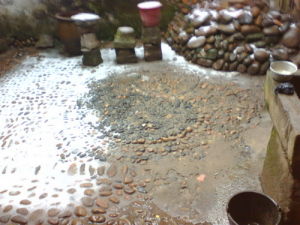 基本上每戶人家的庭院裡都有由鵝卵石鋪成的八卦黑白圖，一進大門就可看到，外面一個大圓，裡面兩個小圓相依，一黑一白。老子“知其白，守其黑，為天下式”。瞎猜一下，建築家設計這個圖的意思大概是希望人們多多醒目太極陽陰的道理吧。