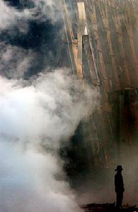一位消防隊員站在世貿中心廢墟當中