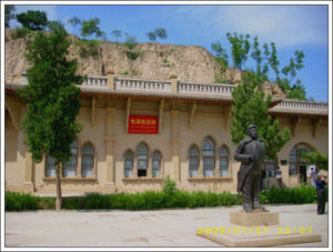 進入毛澤東、周恩來舊居新院大門