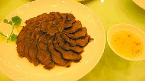 菜 名： 五香牛（月展） 主 料： 牛（月展）。 配 料： 牛骨湯、清油、八角、桂皮、香葉、花椒、小茴香、羅漢果、生抽、鹽、南薑末、白糖、白醋。 做 法： 一、將牛（月展）飛水、加牛骨湯同煮；二、將八角、桂皮、香葉、花椒、小茴香、羅漢果等香料用紗布袋包好放入牛（月展）同煮，至香味足時撈起，加生抽、鹽調好味（應較鹹）加清油慢火將牛（月展）煨焾，撈起置涼切為片裝碟，吃時佐南薑末、白醋、白糖調成甜姜醋。