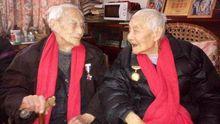 佩戴“中國人民抗日戰爭勝利70周年”紀念章的陶基烈老人（右）