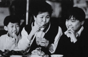 趙麗蓉與兩個孫子在一起