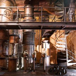 哈瓦那朗姆酒工廠里巨大的蒸餾設備