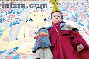 次平是白駒寺年齡最小的僧人，做事毛手毛腳，次成喇嘛對他很不放心