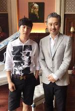 尊華和好友合影