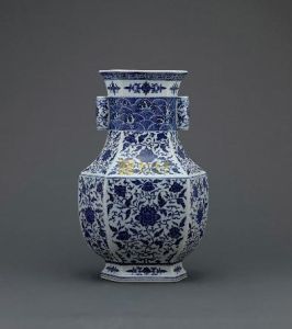 青花纏枝花紋貫耳六方瓶 青花纏枝花紋貫耳六方瓶