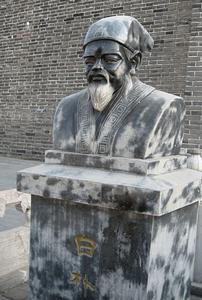 （圖）中國河北省正定縣南城門（長樂門）內的白樸雕像。