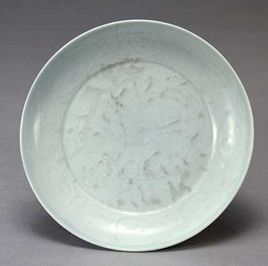 元卵白釉印花太禧銘雲龍紋盤 元卵白釉印花太禧銘雲龍紋盤