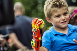 法國6歲男孩裝3D列印假手