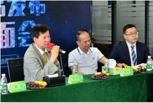 媒體朋友與陳懷德先生、胡靜女士熱情互動