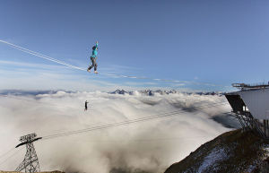 冒險者阿爾卑斯山頂挑戰高空走鋼絲
