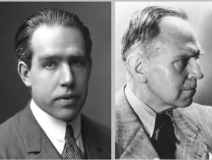 最初前蘇聯團隊提出把元素105以丹麥核物理學家尼爾斯·玻爾（左）命名為Nielsbohrium（Ns）；美國團隊則最初提出以研究放射性和放射化學而著名的德國化學家奧托·哈恩（右）命名。