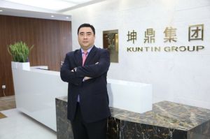 邱明[坤鼎集團董事長兼總裁]