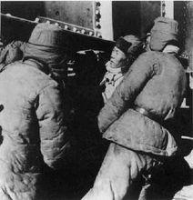 楊連弟(左2)和戰友們在搶修沸流江大橋
