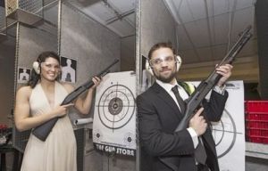 身披婚紗打響“新婚第一槍”