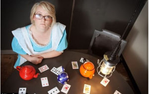 英國女孩阿比蓋爾·莫斯的日常生活受到了愛麗絲夢遊仙境症的影響