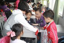 學生上課積極思考