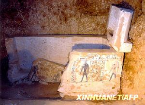 這張埃及最高文物委員會2009年3月3日發布的照片顯示的是在埃及首都開羅以南的塞加拉地區發現的一座刻有“伊西絲諾弗雷特”的名字以及“貴婦”頭銜的石棺。