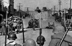 1937年12月12日，日軍第六師團先頭部隊長谷川部隊在南京中華門外準備總攻擊的一刻。