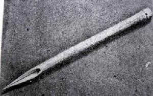 1972年在甘肅武威張義堡遺址中發現的雙瓣合尖竹管筆