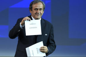 9月19日，歐足聯主席普拉蒂尼在揭曉儀式上展示標有“倫敦”字樣的卡片。