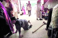 （圖）一名在地震中被砸傷腿的災民爬進醫院，尋求幫助。