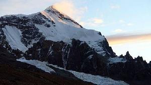 央莫龍峰 央莫龍峰