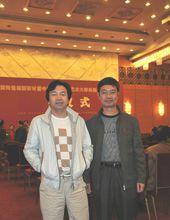 何炳欽和易武一同在北京人民大會堂獲國大師