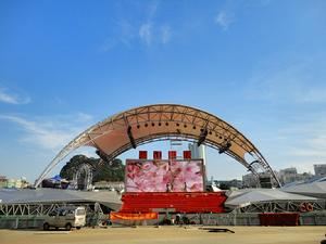 一個長６０米、寬３０米水上浮動舞台“柳江明珠”７月３０日在廣西柳州市柳江上建成，並於當晚成功舉辦了首場演出，成為了風景秀麗的柳江上一個引人注目的亮點。據稱，這個水上舞台是迄今世界最大的水上浮動大舞台。這個水上大舞台是一個坐落在水中的無動力鋼製結構浮體，重約１３００噸。表演場地位於船體甲板上，面積約１０００平方米，可承載４００人同時登台表演。水上舞台不僅能確保４００人同時在台上自由活動，其穩定性能承受１０級大風的風浪。