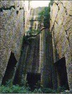 九龍山摩崖墓群