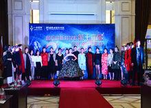 學生在走秀前化妝